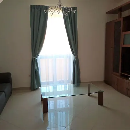 Apartment 3 Bedroom Air-conditioned With Roof Terrace - Ample Parking
