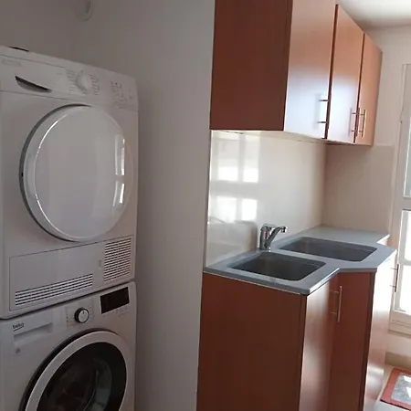 3 Bed Modern Air-conditioned With Roof Terrace - Ample Parking Нашшар