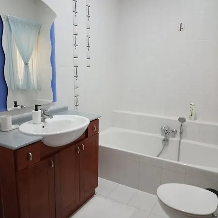 3 Bed Modern Air-conditioned With Roof Terrace - Ample Parking *