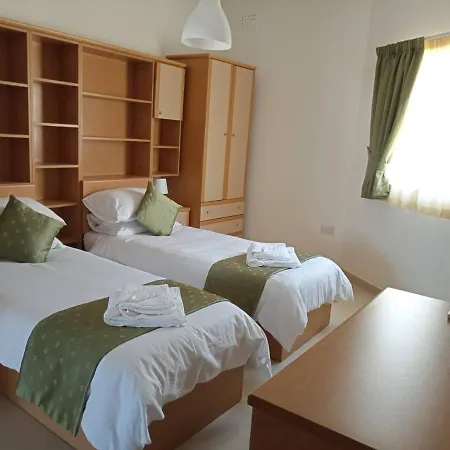 3 Bed Modern Air-conditioned With Roof Terrace - Ample Parking