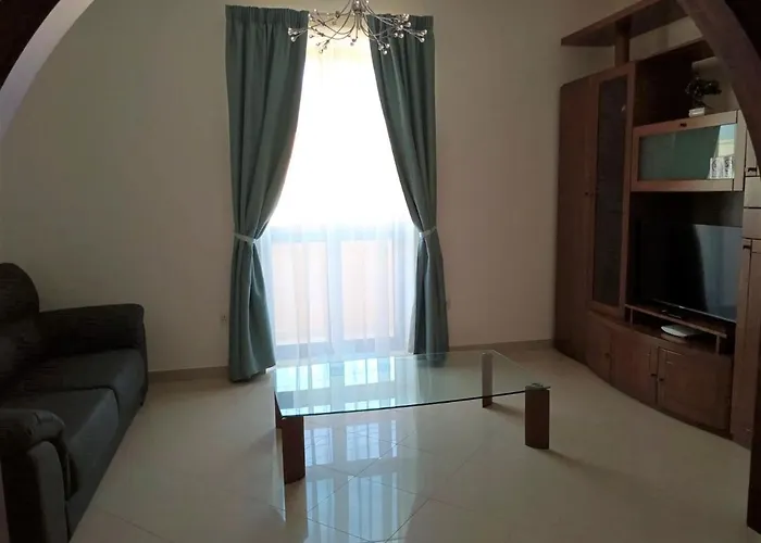 Apartment 3 Bed Modern Air-conditioned With Roof Terrace - Ample Parking