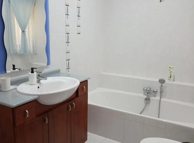 3 Bed Modern Air-conditioned With Roof Terrace - Ample Parking *