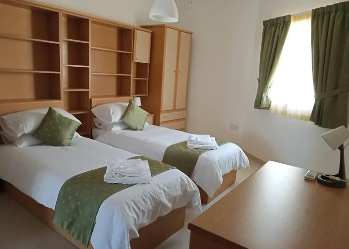 3 Bed Modern Air-conditioned With Roof Terrace - Ample Parking